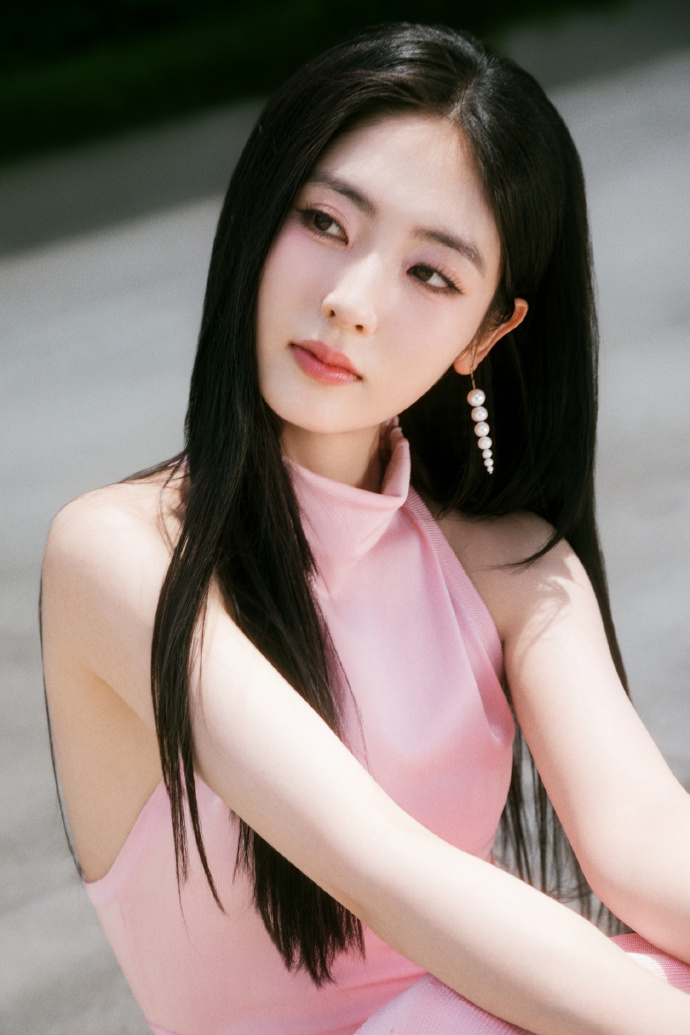 #邢菲黑长直##邢菲泰国活动造型#邢菲在泰国活动太惊艳啦！身着挂脖粉色长裙，配上