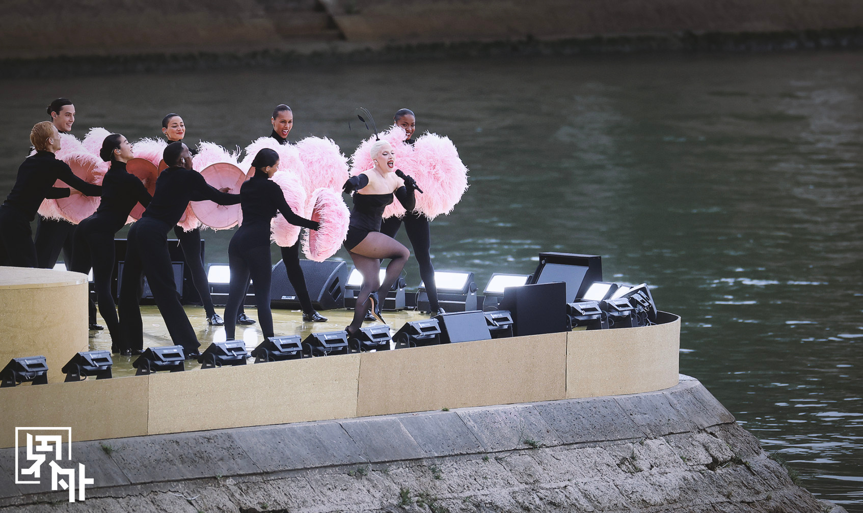 #LadyGaga像火烈鸟一样窜出来# 继维密秀、超级碗中场秀、奥斯卡颁奖礼后，