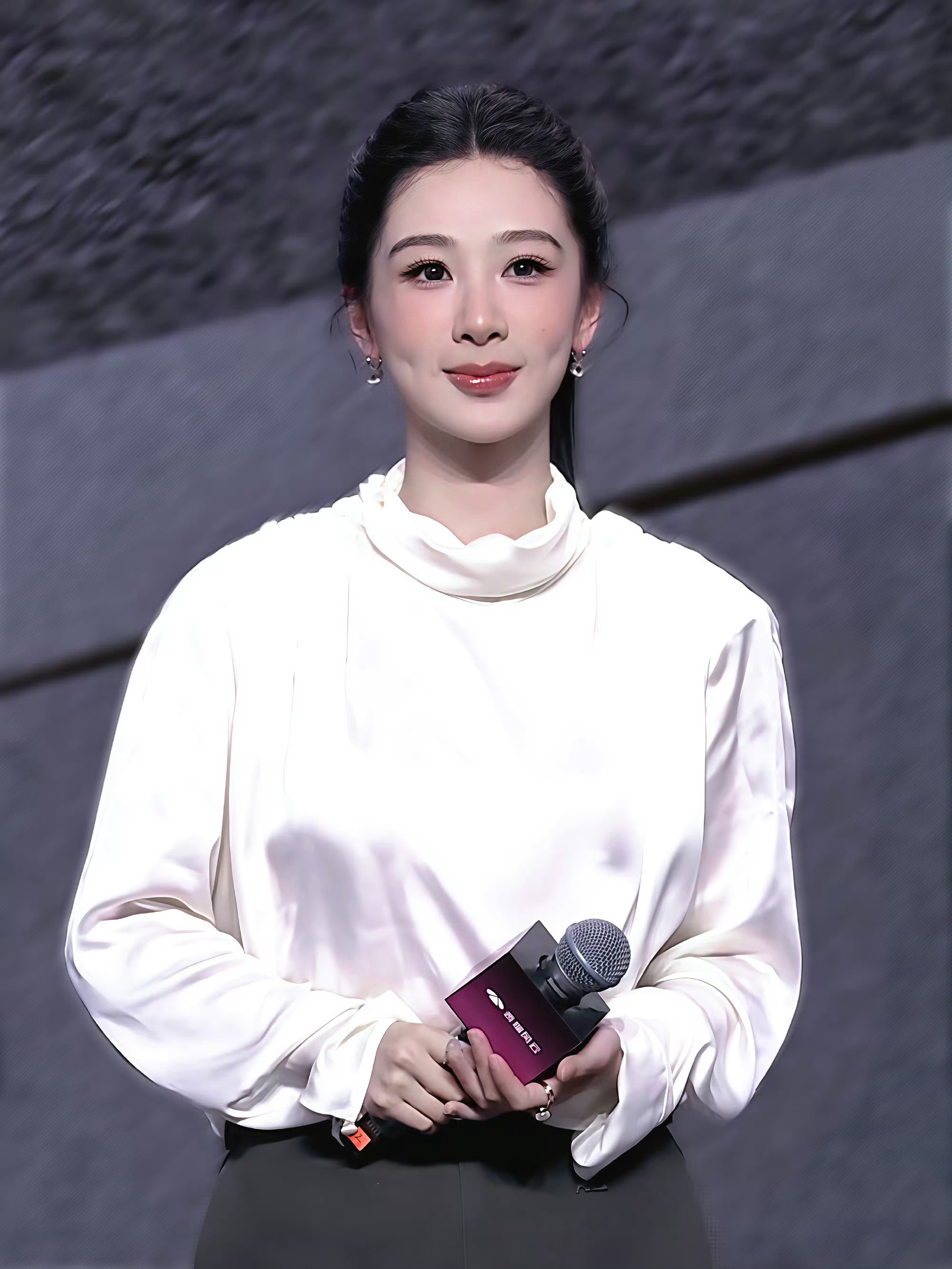 杨紫 点点繁星闪耀，宛如星河，就像你那深邃的眼眸，装下了世间一切的美好