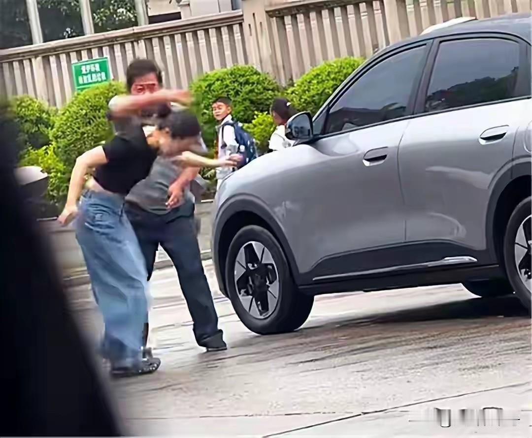 干保安的呢，有些人，我其实不想讲难听话。
那天把电瓶车停在路边停车位上，注意，画