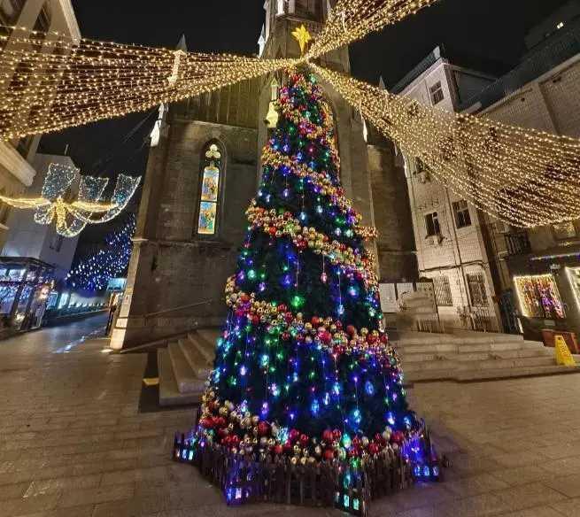 今年圣诞，街面很冷清。
有人说，是因为今年赚钱不易，钱少了，人们对过圣诞就不那么