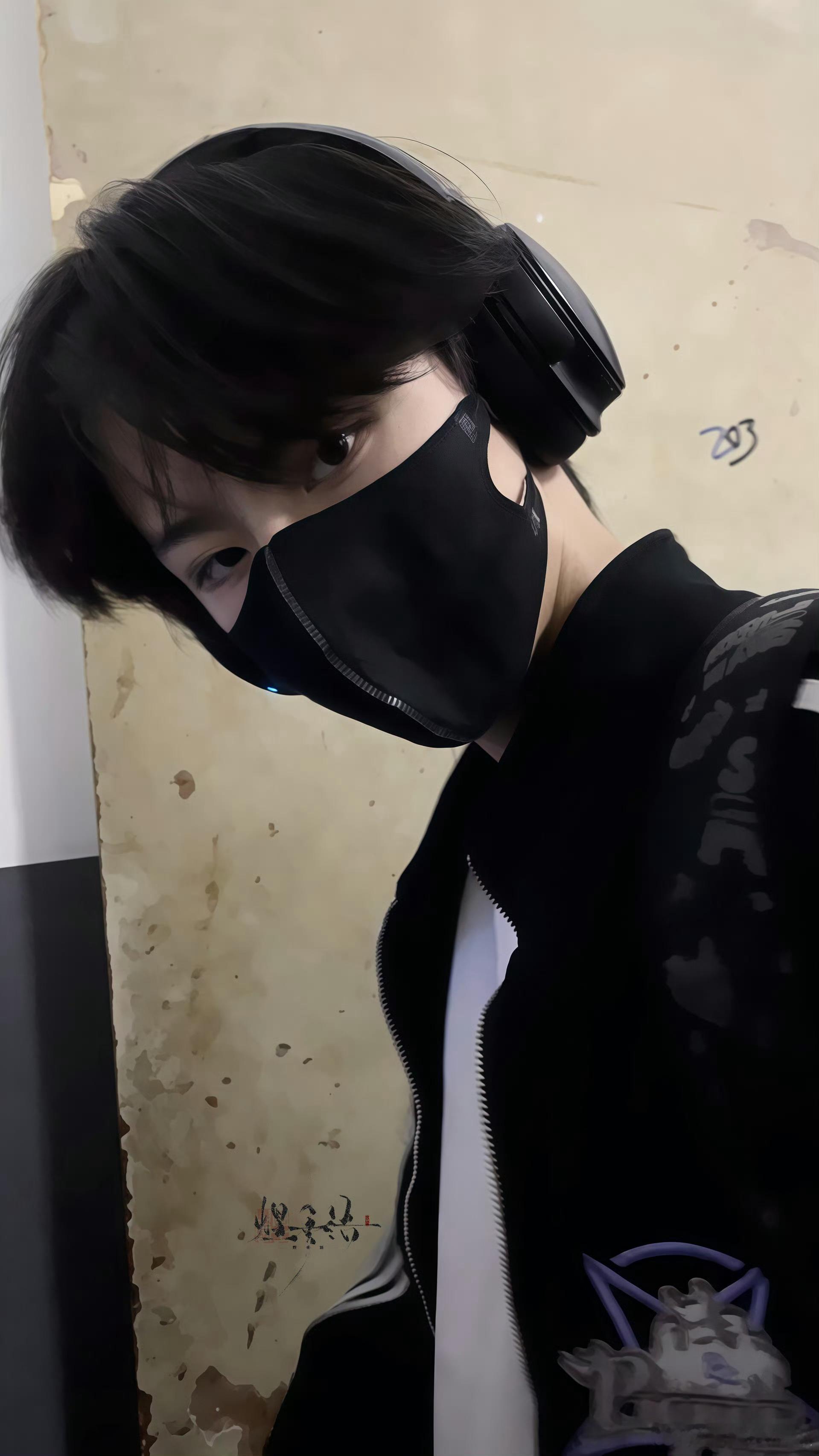 李煜东牙套勾住嘴了好帅