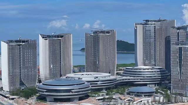 搬进“企鹅岛”的腾讯员工，
一边晒海景一边吐槽外卖。
小红薯已经刷到好几个内部员
