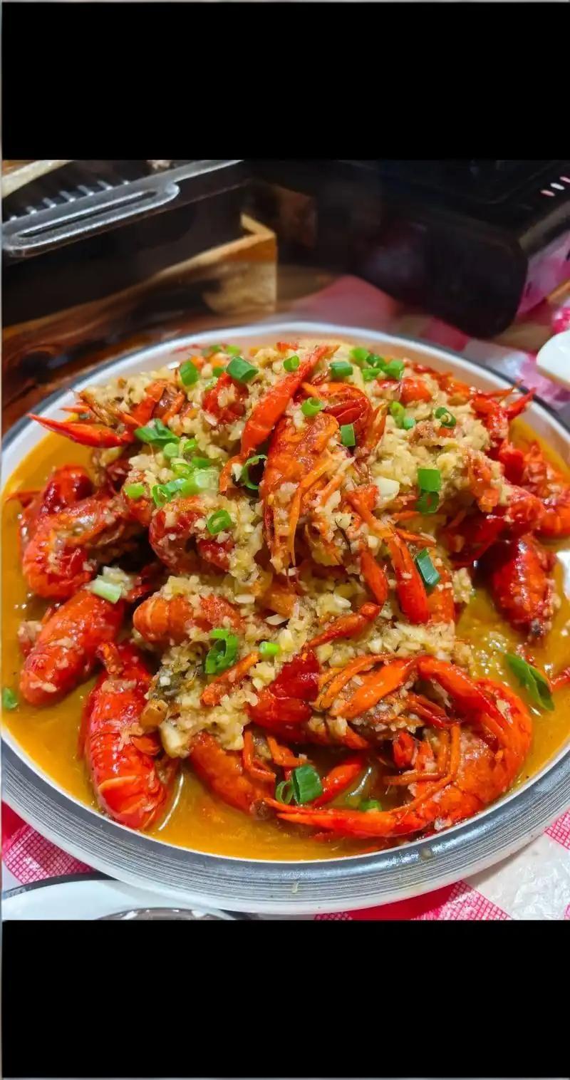 蒜香炸裂！家里也能做出大厨级的小龙虾，香得停不下来！

说到小龙虾，许多朋友都喜