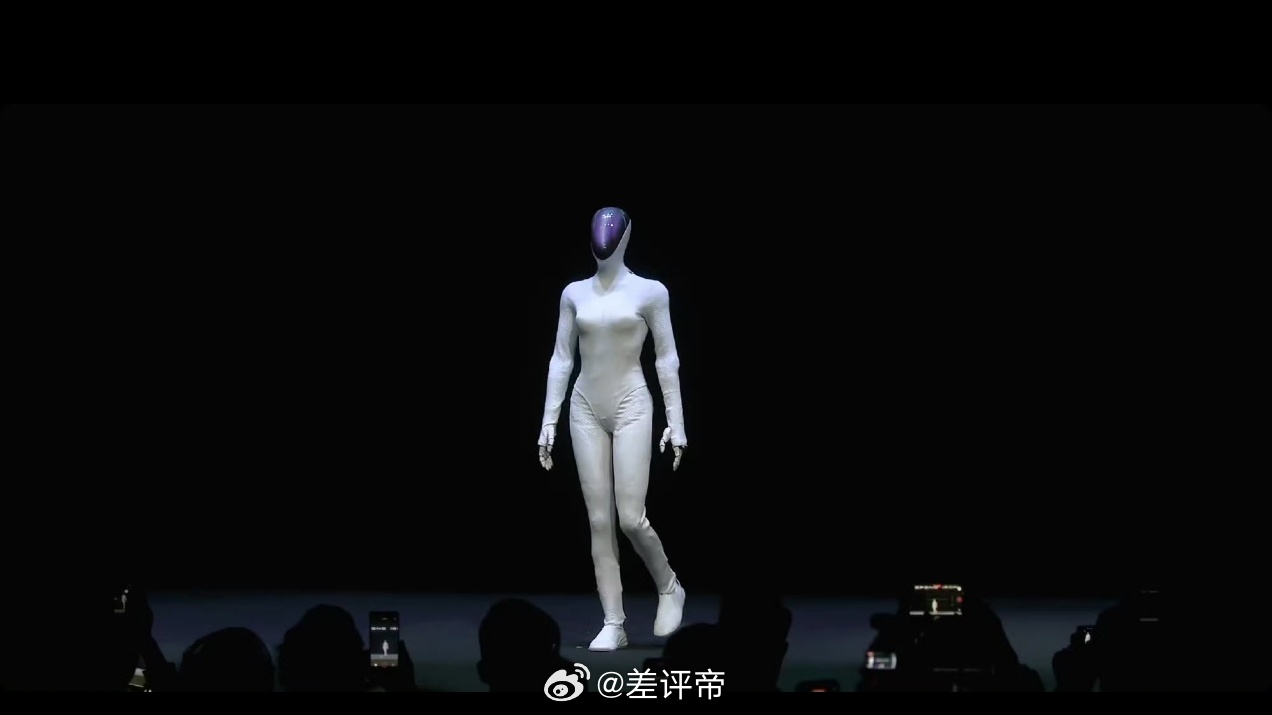 何小鹏现场一镜到底演示了就这样我看评论区还是不信第一类观点：跟昨天走的不一样，没