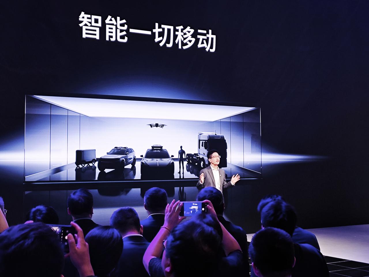 电车通此刻就在北京车展卓驭展台现场，卓驭科技在北京车展发布了一个重大新闻：正式首