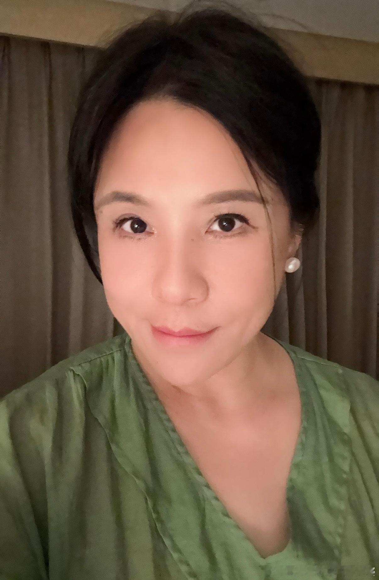 今年最大的变化就是愿意出门了，也重新化妆+发型+首饰（极简）。前不久回北京，去参