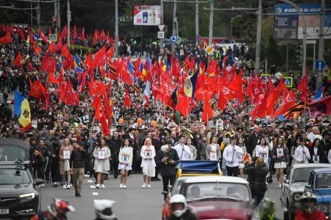 昨天，摩尔多瓦的首都基希讷乌，胜利日民众大游行。
摩尔多瓦政府早就宣布了禁令，
