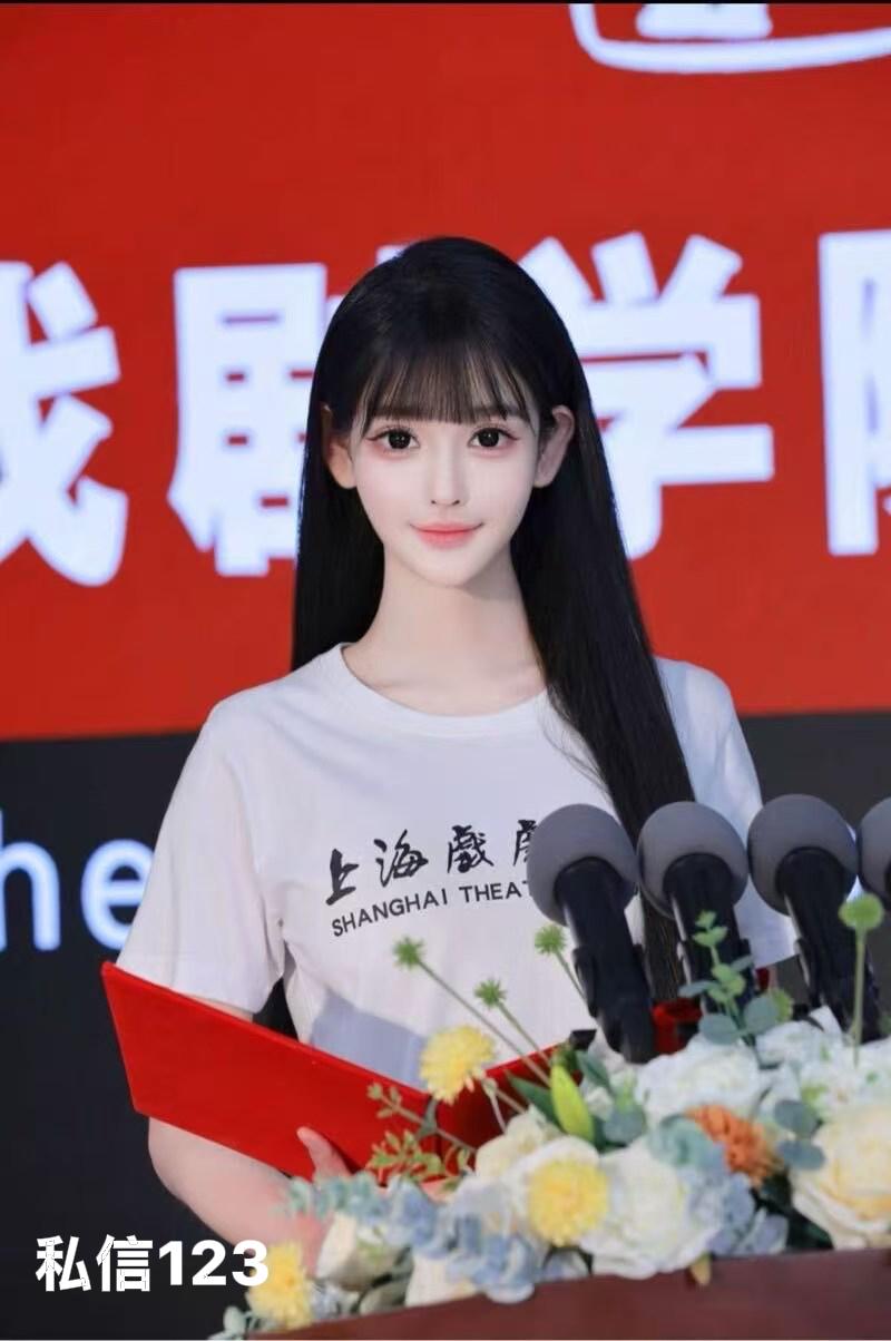 元气少女的舞台演讲真的太有感染力了！台上的她自信满满，脸上始终挂着微笑，正能量仿