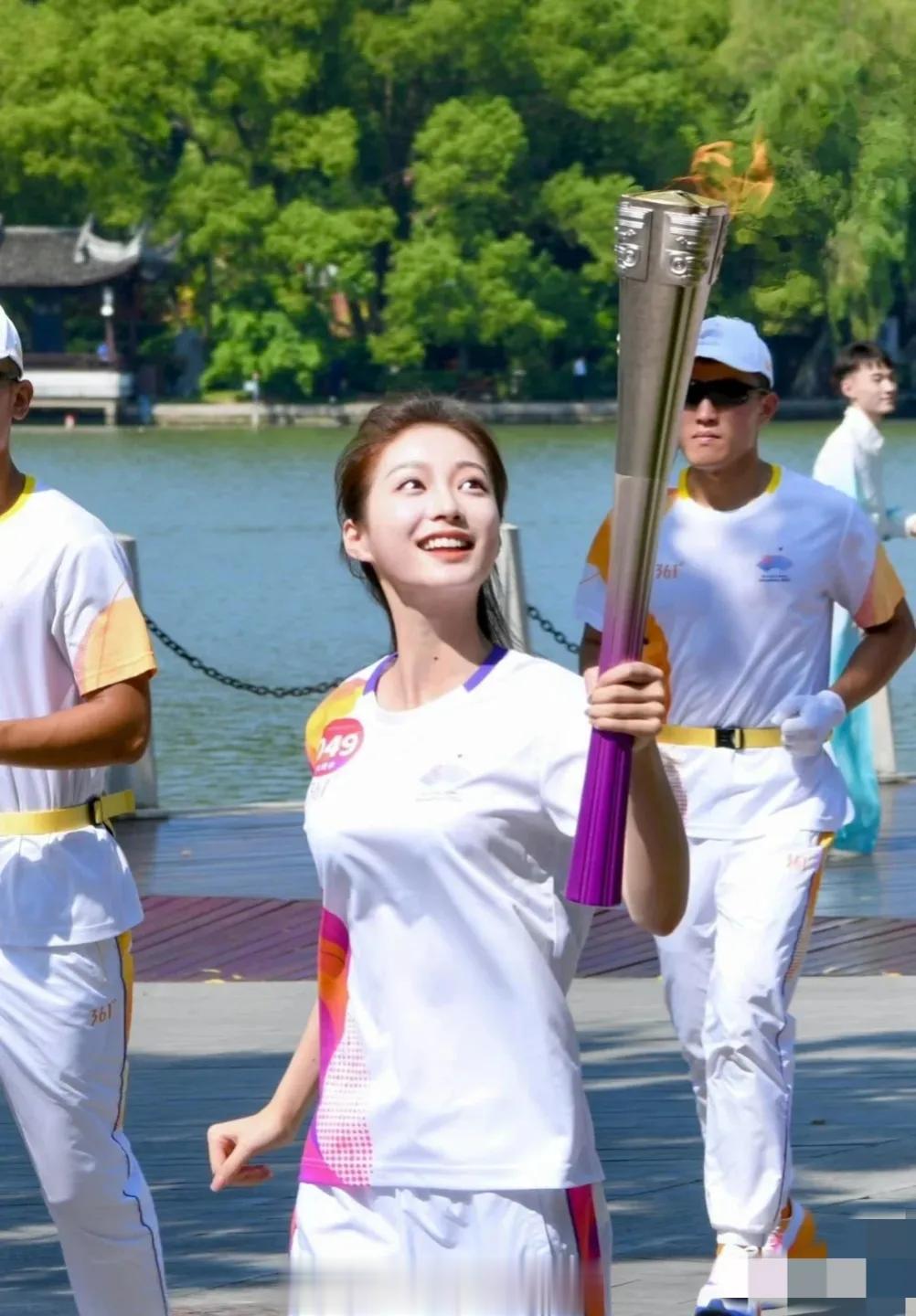 这个火炬手原来是她，
曝光率好高。
果然优秀的女孩子在哪都是优秀的，
而且她还长