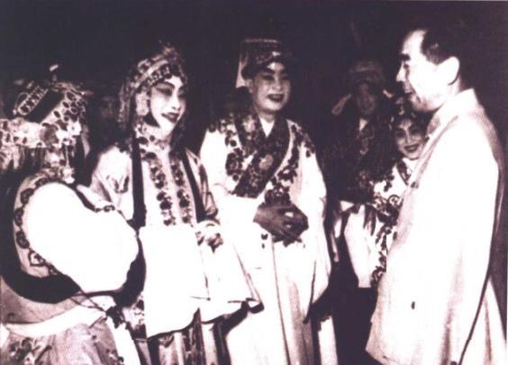 梅兰芳(左二)与韩世昌(左一)、白云生(左三)为北昆建院演出完《游园惊梦》后，被