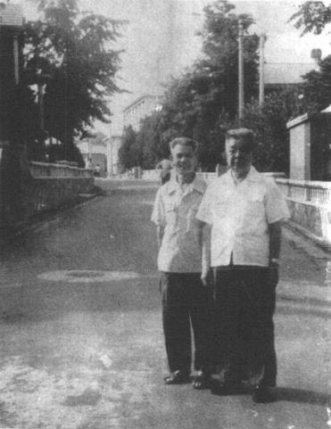 1984年，刘忠(右)与雷钦在大连合影。