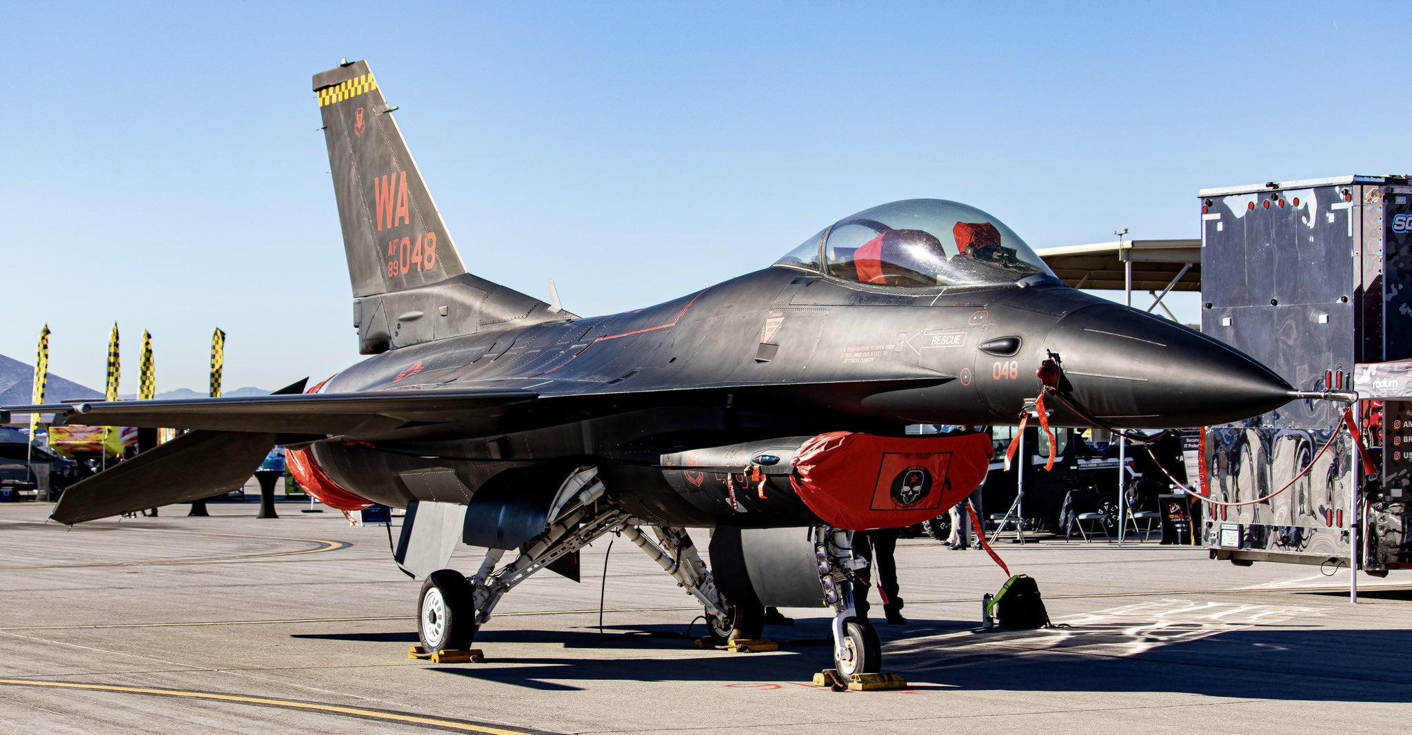 第18假想敌旗下黑红涂装F-16C 