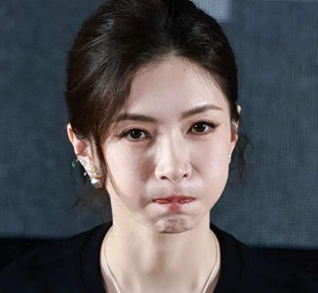 39岁江疏影脸僵肿，34岁娜扎也发腮，两人同框比美互不搭理很冷淡