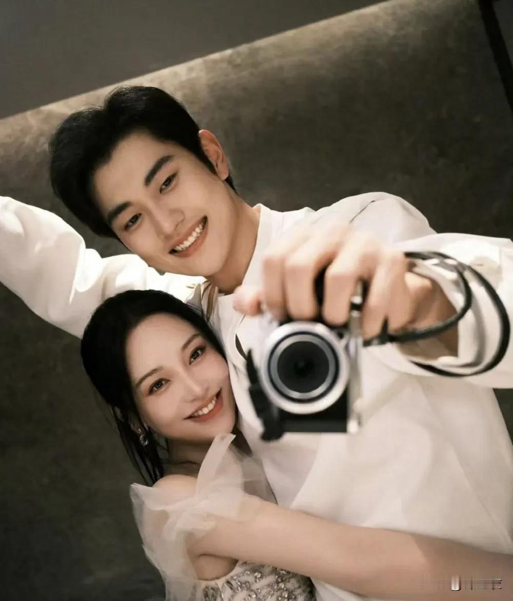 金莎的男朋友近日向她求婚了，很多网友担心他们俩走不到最后，毕竟岁数相差有点大。