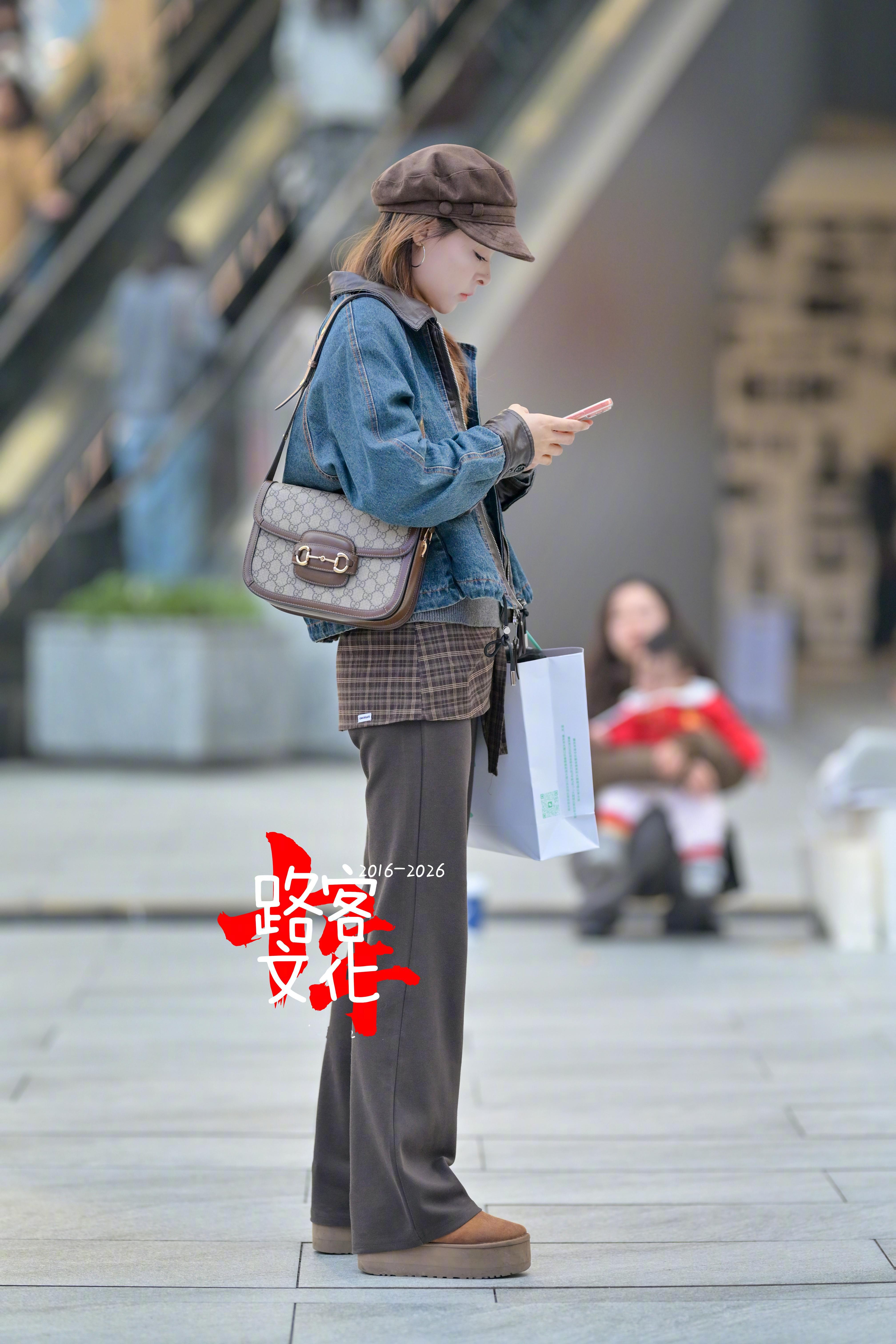 玩得好认真哦！ 