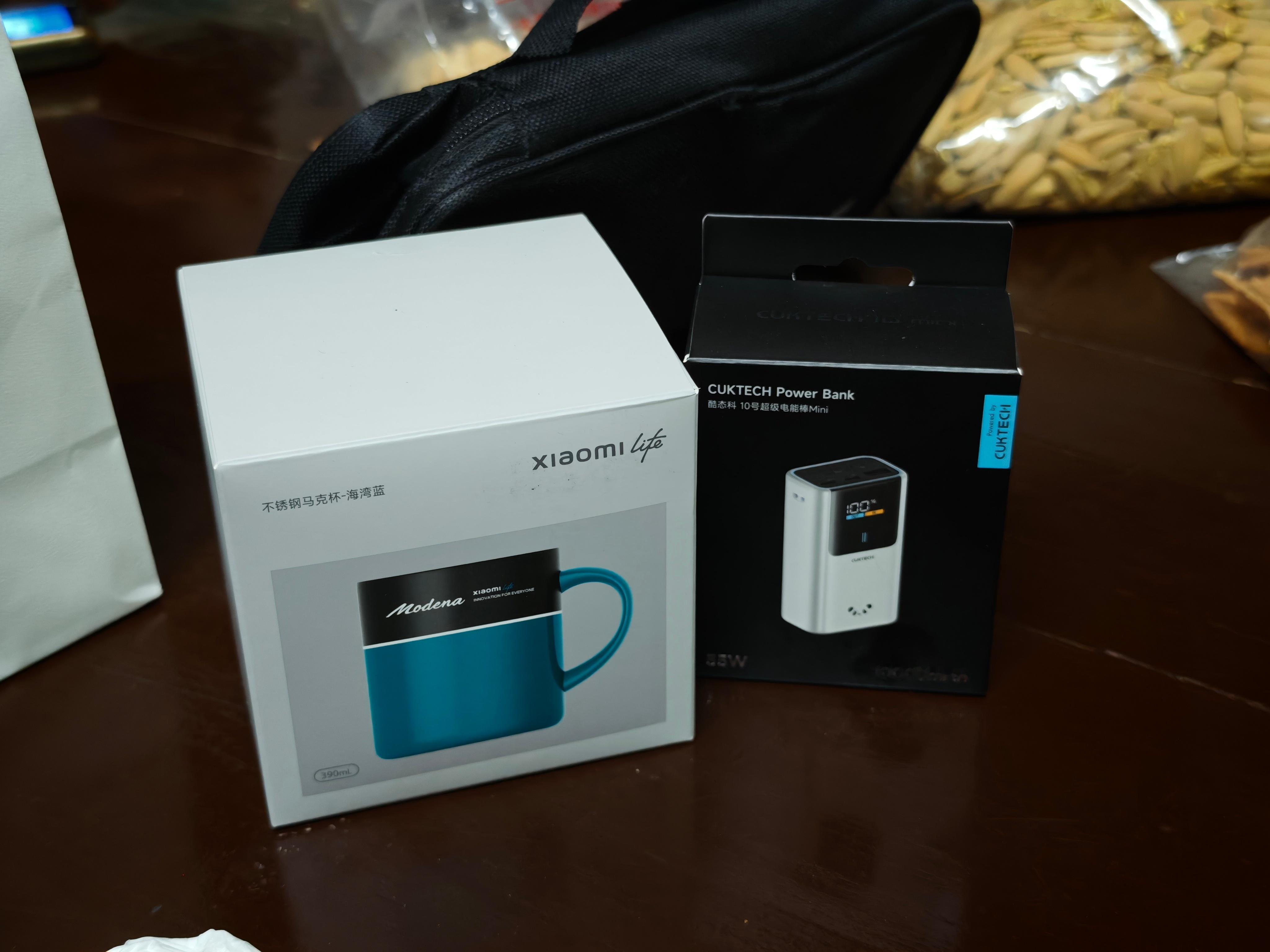 今年过年走情访友的伴手礼我选的是酷态科的10mini充电宝，外加一个小米的杯子。