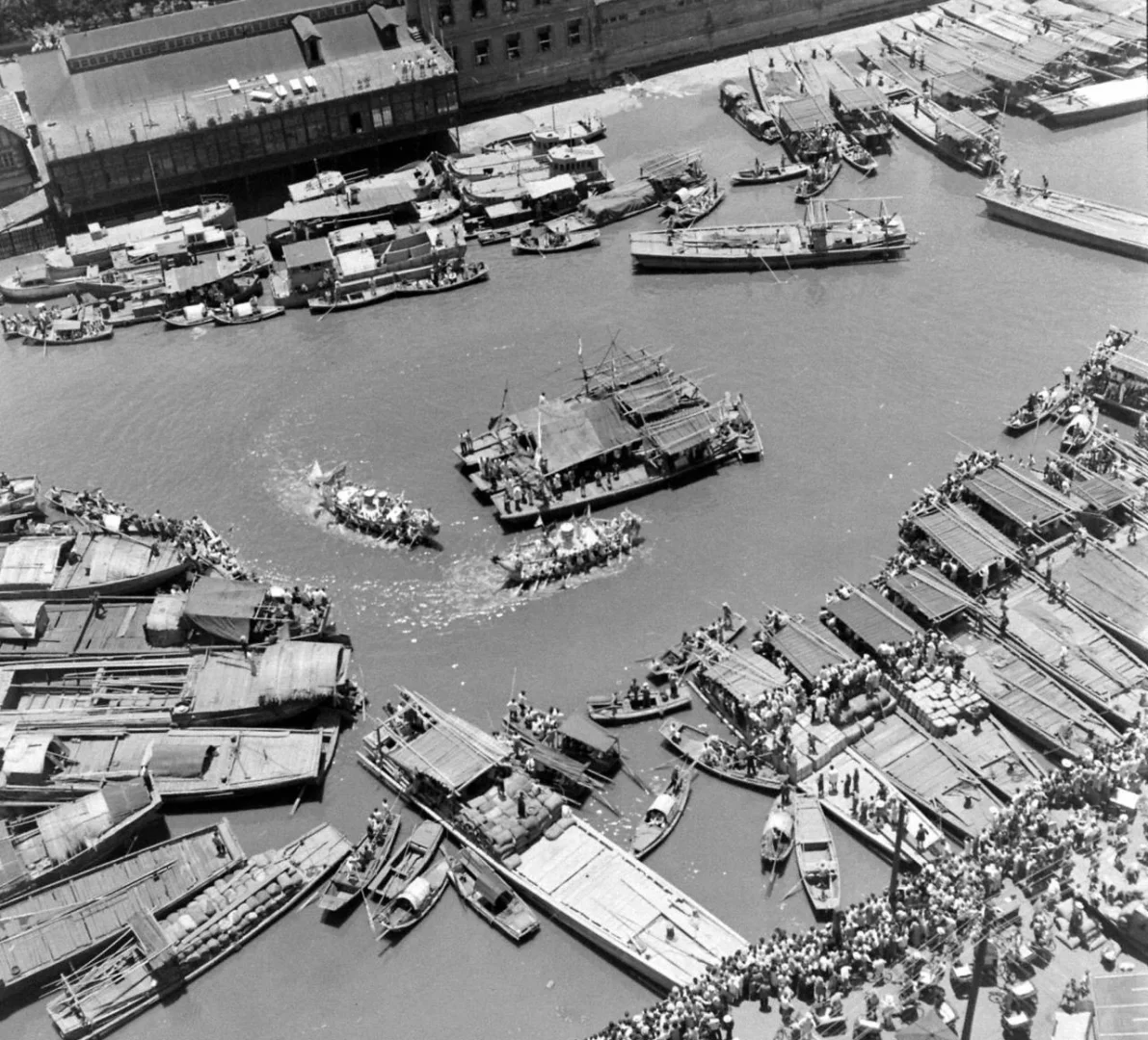 1948年，上海。苏州河，繁忙的水运。