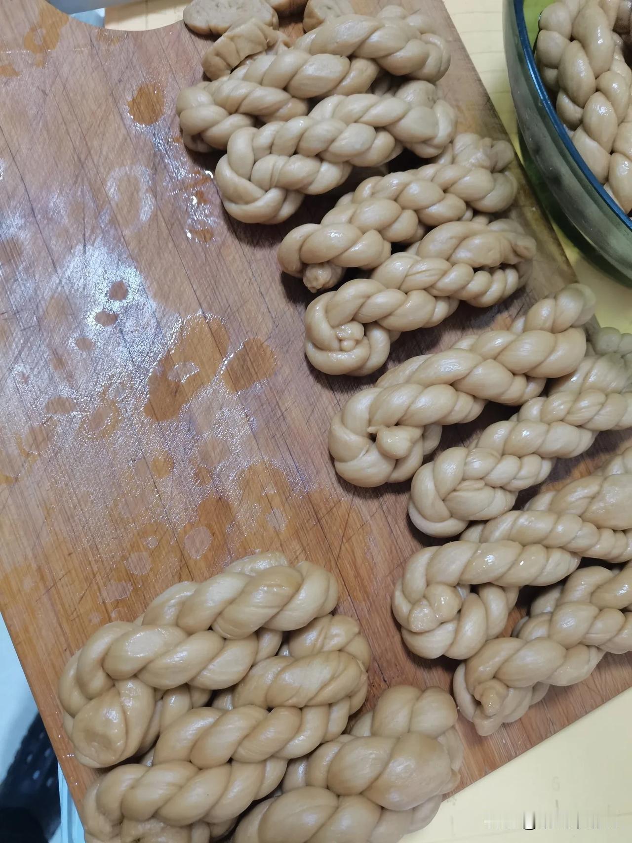 今天是一年一度的“腊八”节，按北方的习俗，在这一天要喝粥，腌蒜，吃冰块，以上仪式