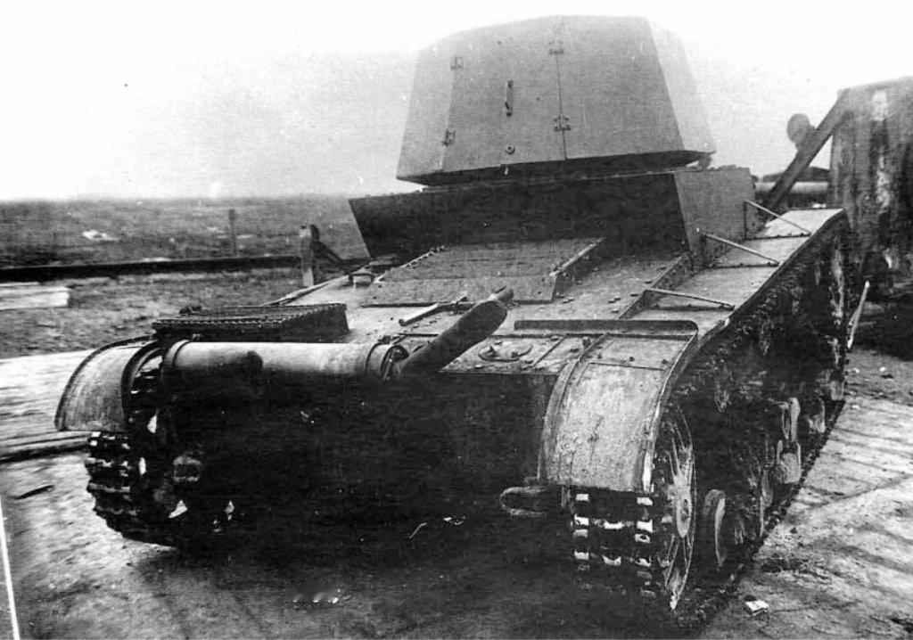 这款 T-26 炮兵坦克经过特殊改进：炮塔座圈加宽，下部箱体后延且尾部倾斜，搭载