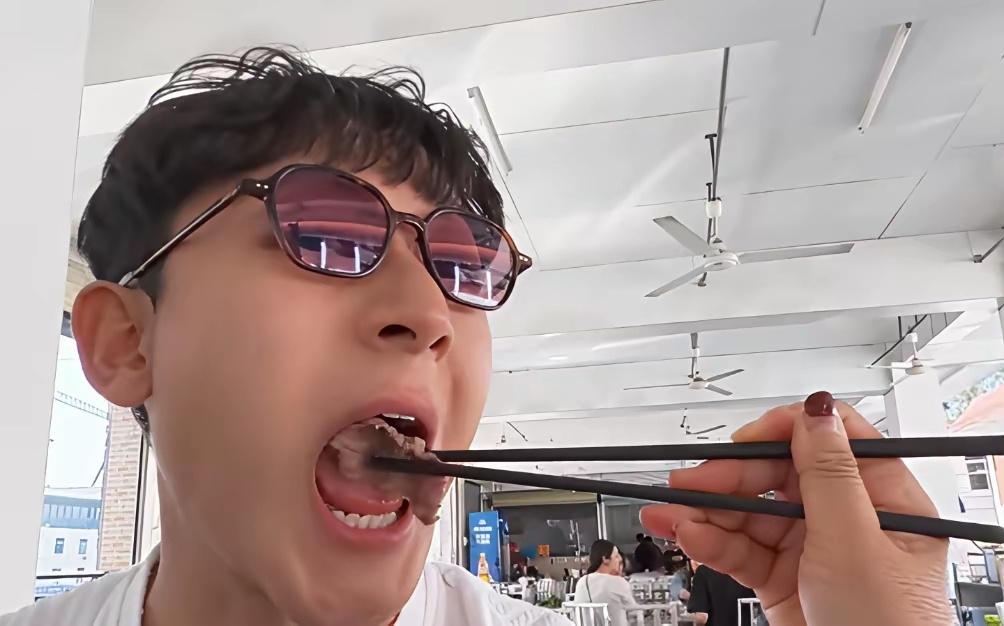 张晚意驾车携母亲同游三亚，不仅尽享海滨风光，还品尝了价值1500元的特色羊汤。令