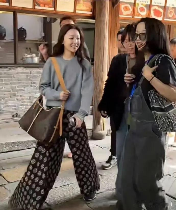 没想到啊，周冬雨的素颜都火到国外去了，韩网还说她是千年理想型。是没见过天然美女吧