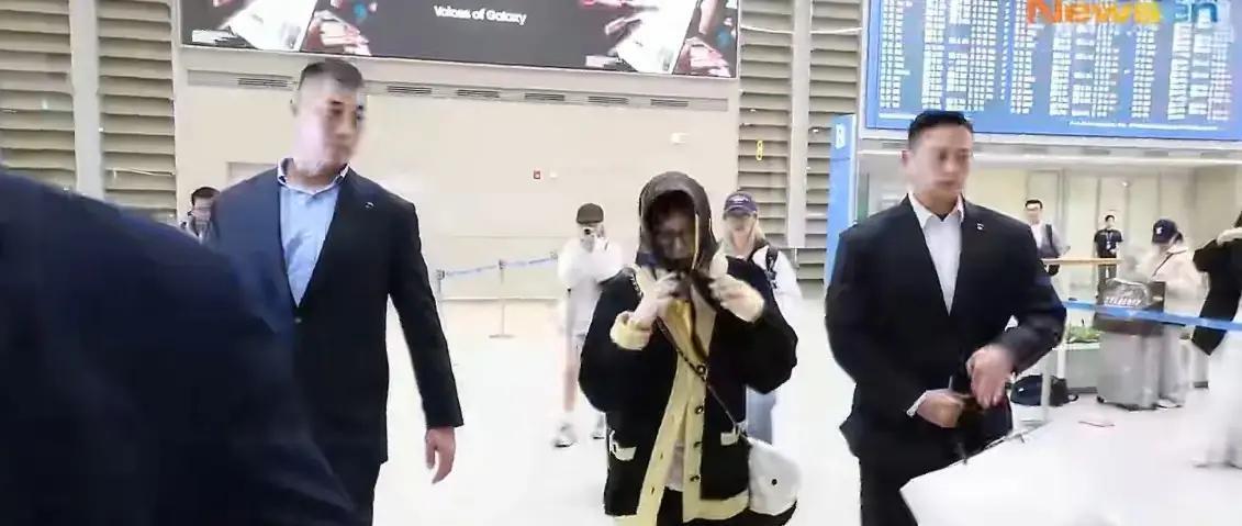 38岁女主播的“顶流收割机”梦，比国足进世界杯还离谱！
这姐的“战绩”，堪称一部