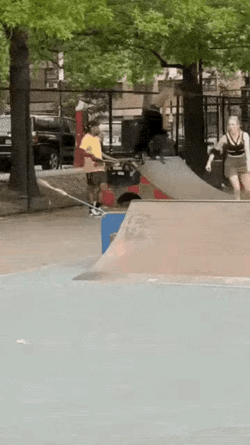 这个才叫专业，一般人在这种情况下，除了摔跤，别无他法。她这简直是把失误当成表演的