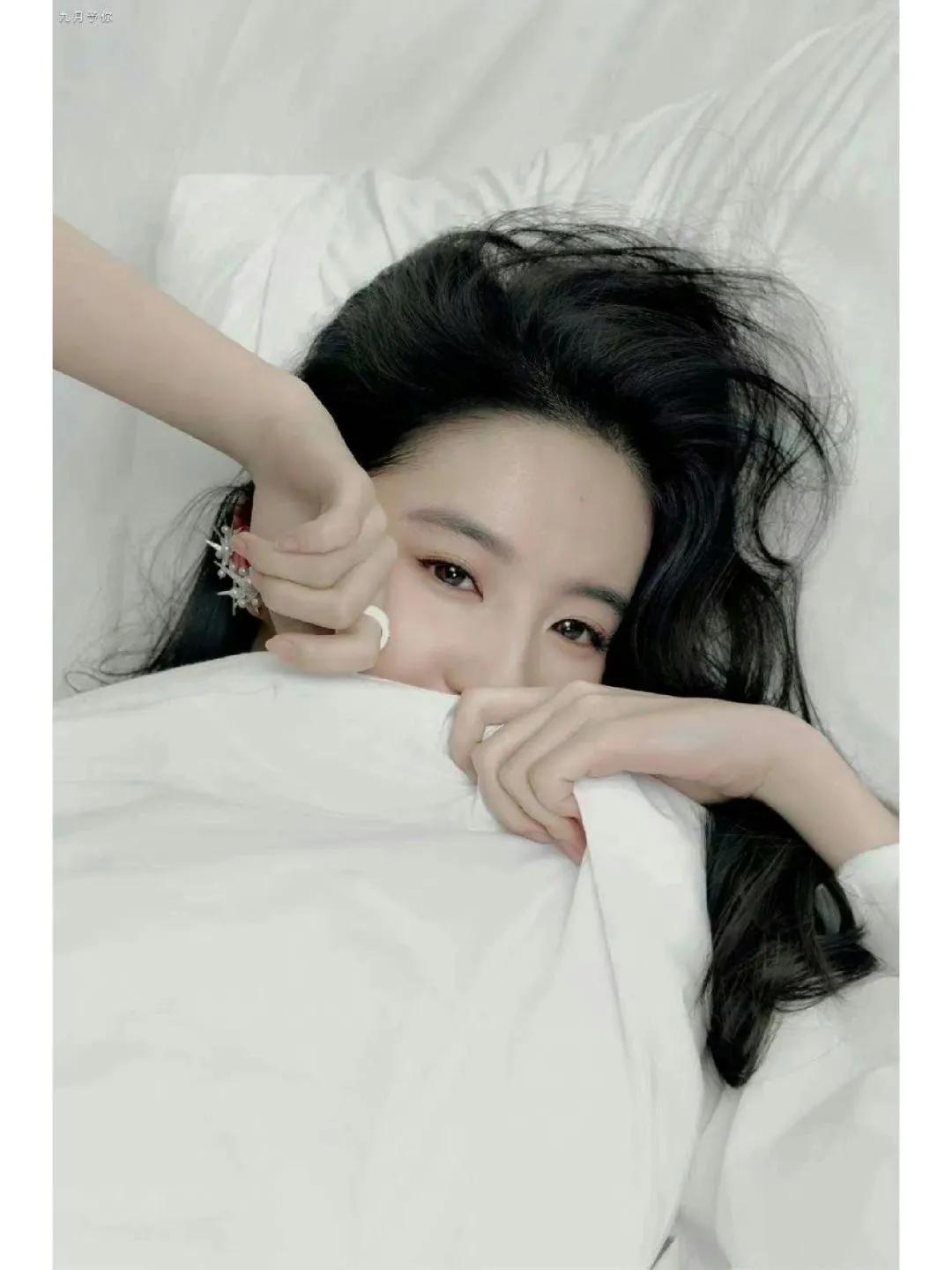 刘亦菲@刘亦菲 别睡懒觉，该起床了。没有起床气的话继续睡~ 