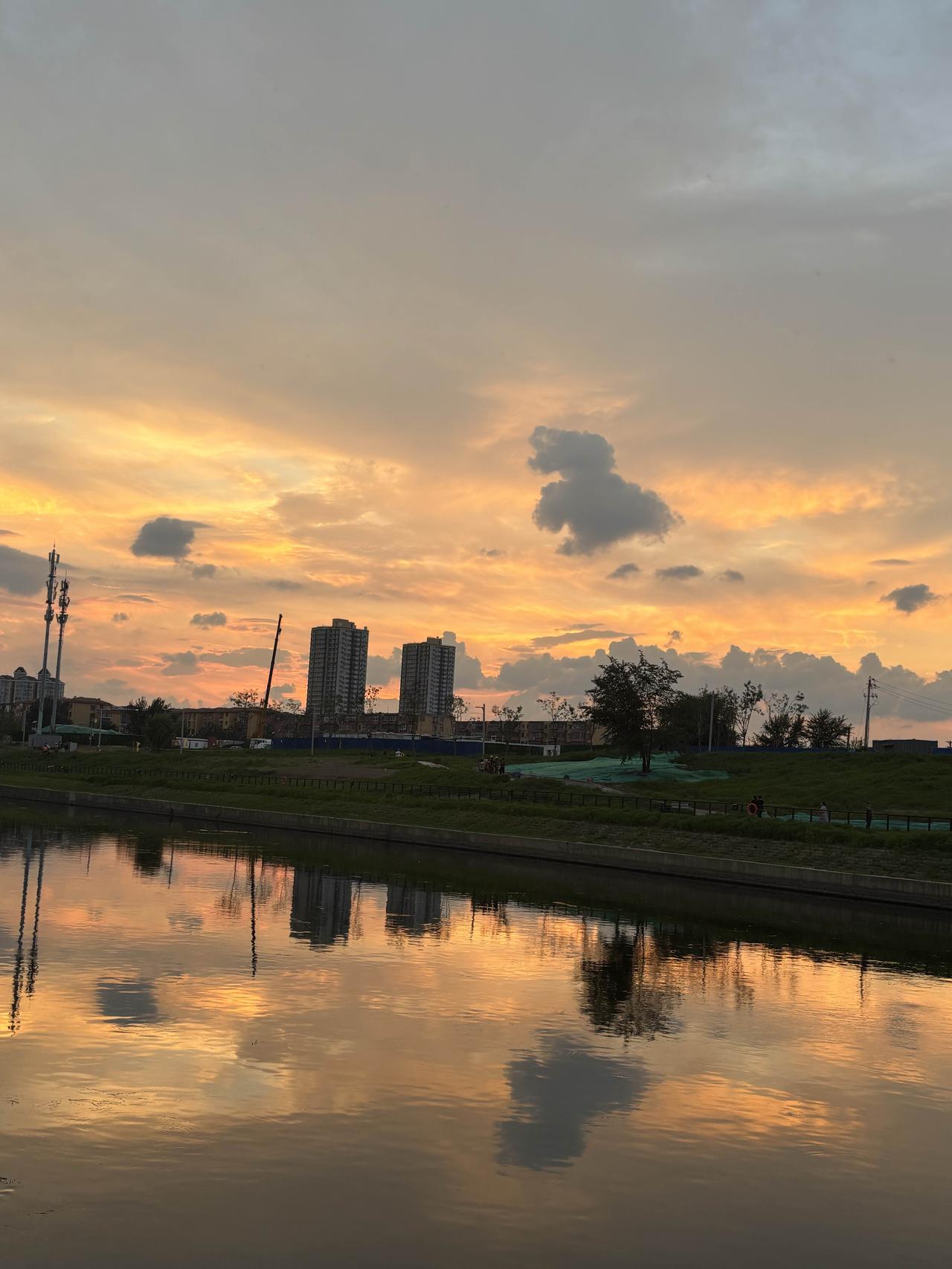 随手拍小城河边景这是本周二晚上八点在通惠河边散步时拍的，水天一色，满天彩霞让暮色
