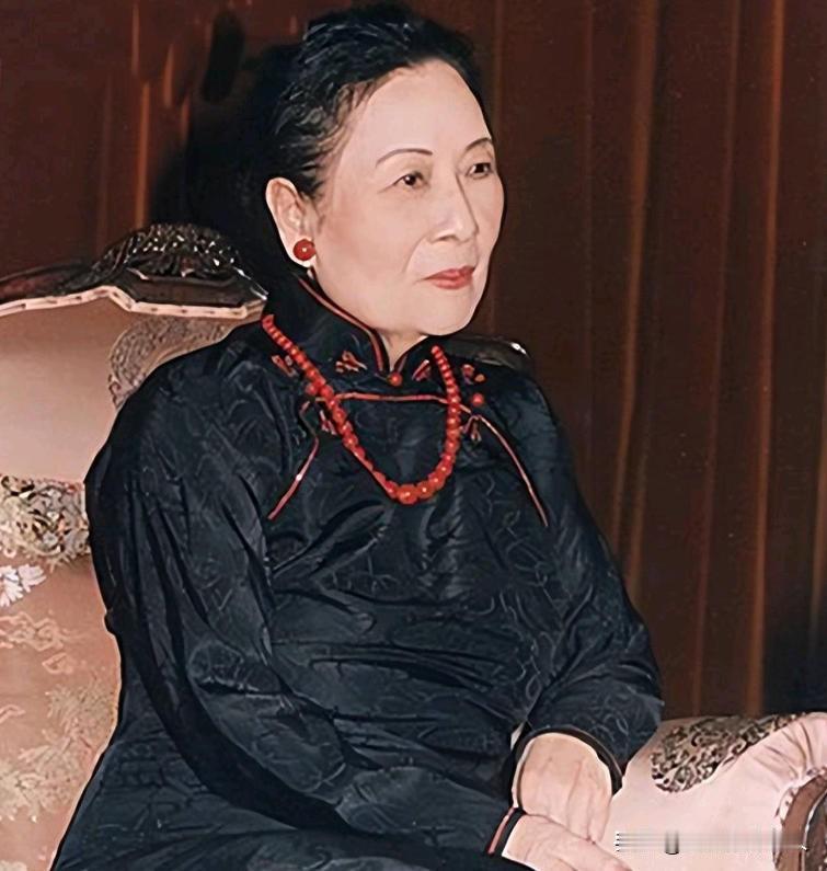 宋美龄在她大姐家养病，蒋介石不甘寂寞，就在这段时间有了外遇。这个女子很特别，甚至