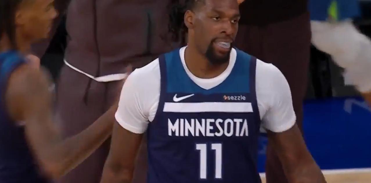 25-26赛季nba季前赛，尼克斯主场迎战森林狼，前三节比赛打完，尼克斯队63-