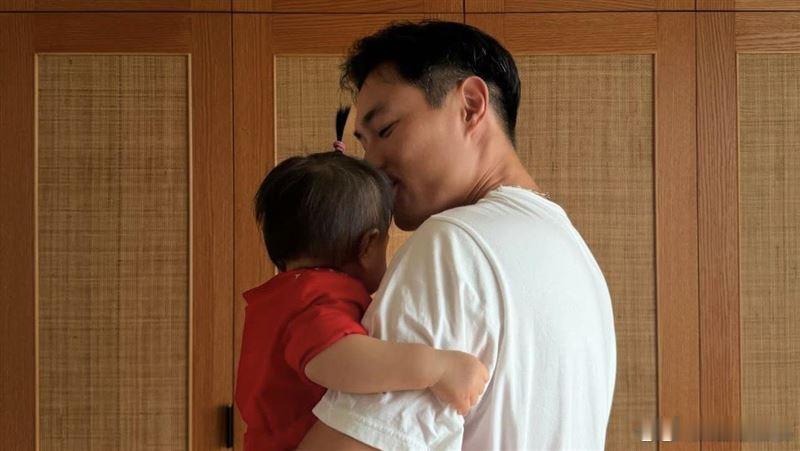 杨祐宁晒照悼念父亲杨祐宁缅怀父亲 一组父子旧照承载满溢思念，杨祐宁回忆特殊的病房