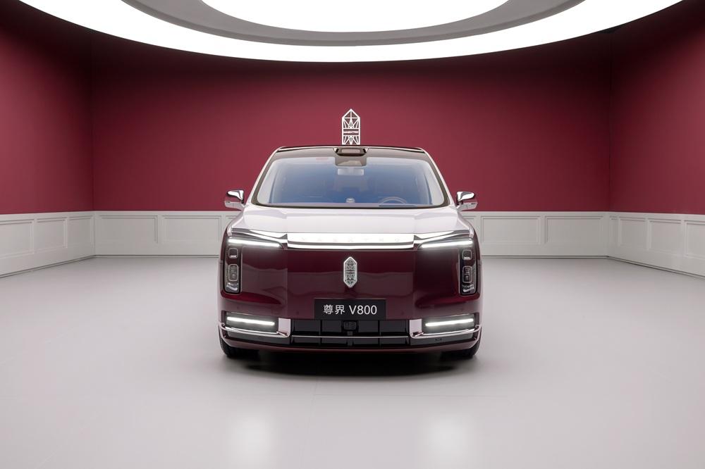8月5日，尊界MPV正式上市，V800与V680全量公布价格及权益。作为鸿蒙智行