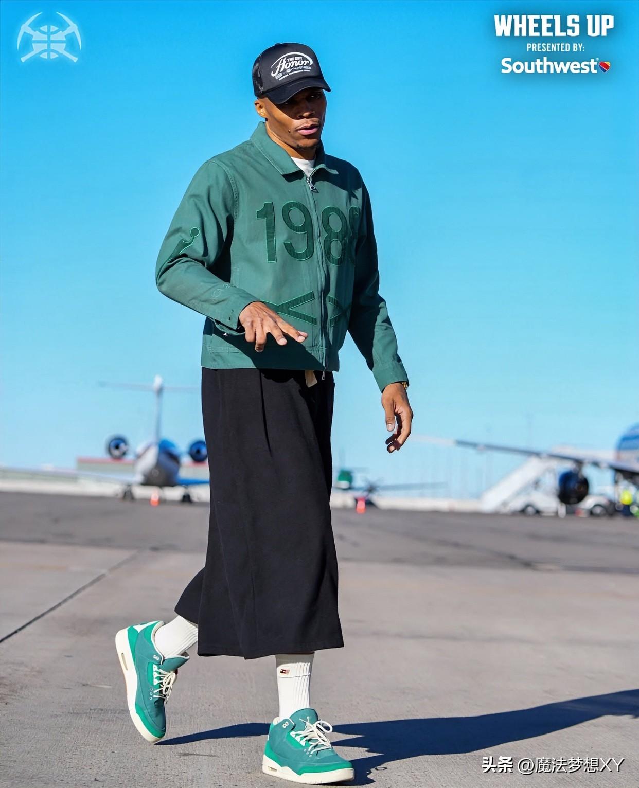 大家有没有发现？
威少这人真的是有点不对劲，
他对队友慷慨大方，却对自己
很节俭