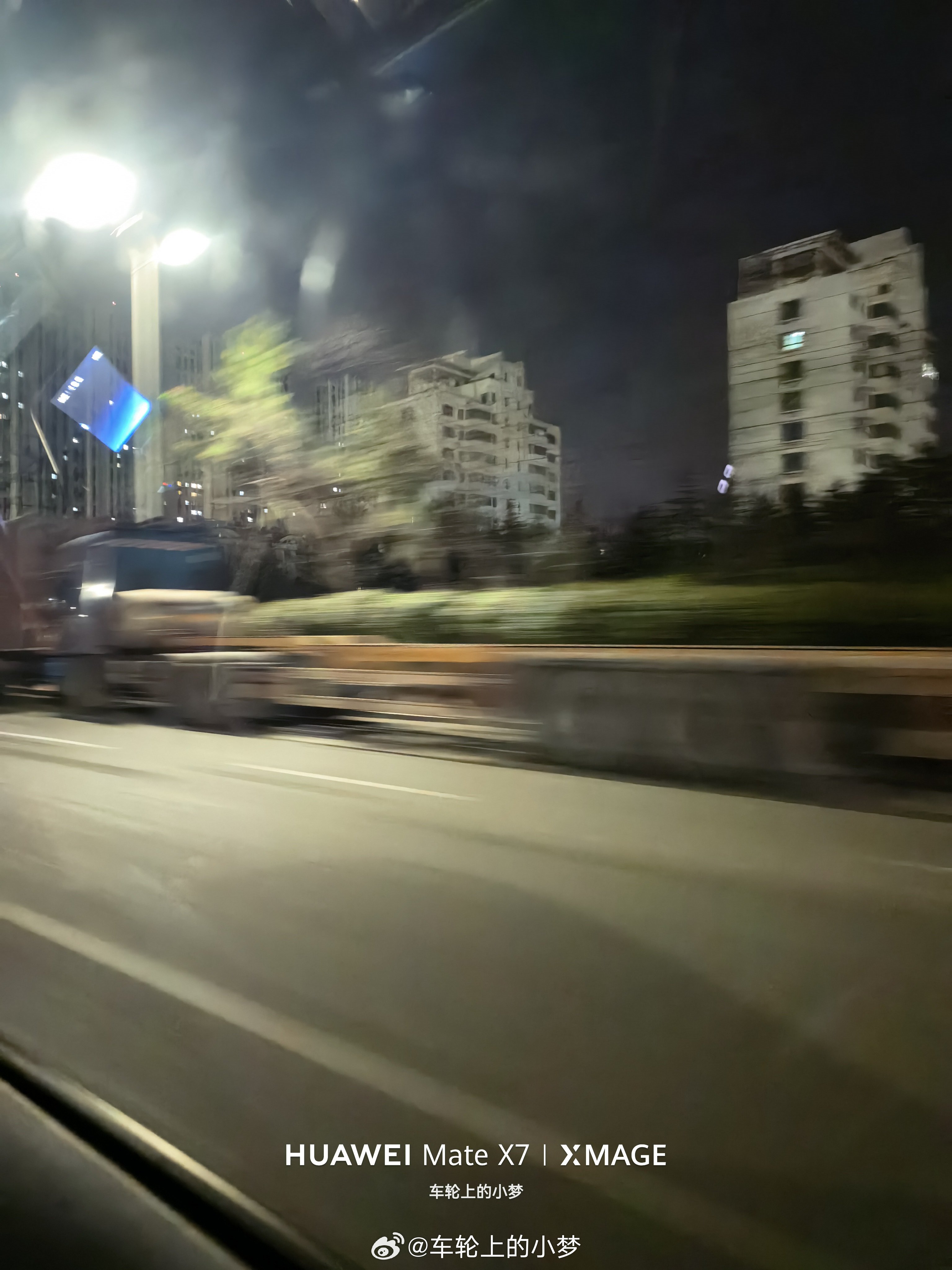 每次打车都有不同的感受。最近打了两次车，车主都开的贼猛有次小梦甚至说“不用那么快