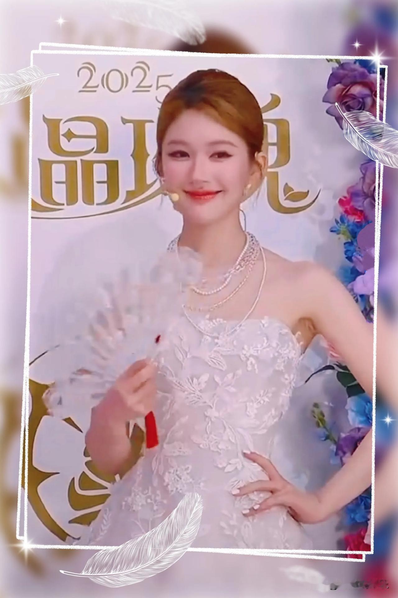 近日，赵露思身着一袭璀璨夺目的“水晶玫瑰裙”惊艳亮相直播活动，瞬间成为网络热议焦