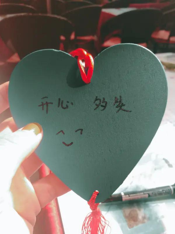 “你中了五百万大奖！”这一句绝对能让人瞬间开心。想象一下，突然得知自己有了五百万