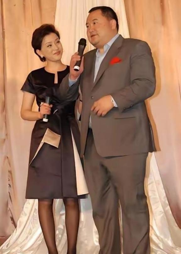 1995年，杨澜刚回国第一件事就是跟他英俊帅气的丈夫张一兵提出了离婚，并且还说道