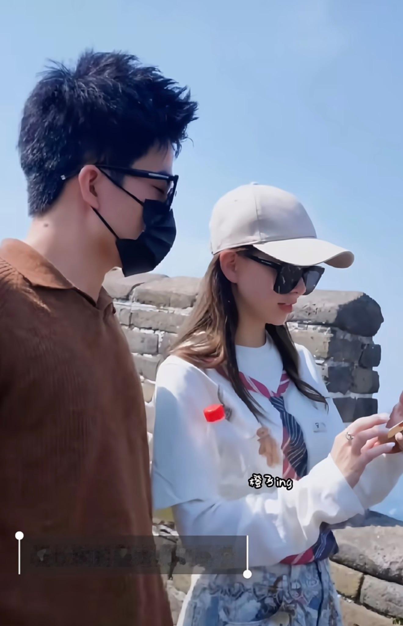 董宇辉陪昆凌和三个孩子共游长城，很好奇他怎么和周杰伦一家认识的也算圆了追星梦 