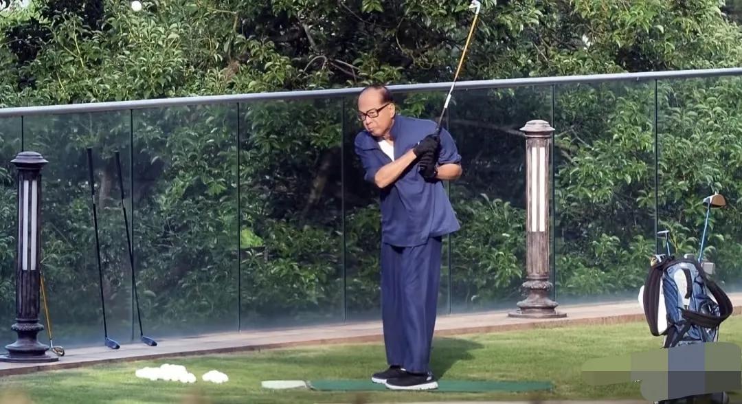 这真的是李嘉诚近期的照片吗？那状态也太好了吧！97岁还满头黑发、站得笔直打高尔夫