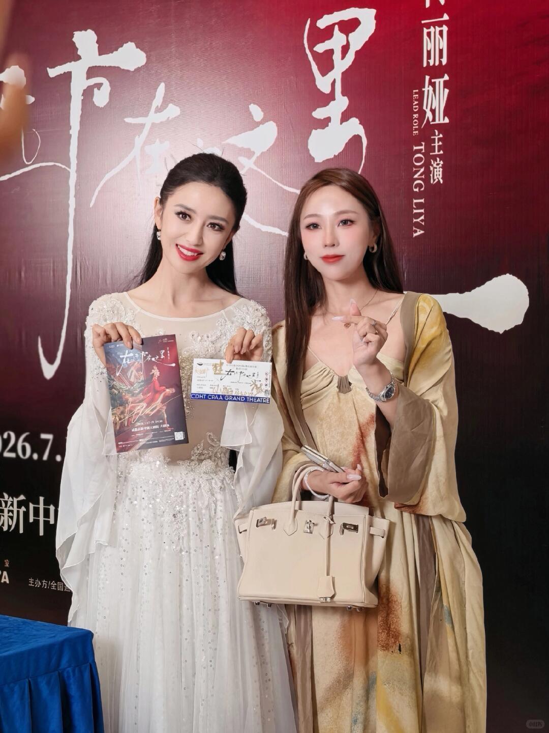佟丽娅的魅力，从来不止惊艳的外貌，而是皮囊与风骨相辅相成，越品越动人。
身为锡伯