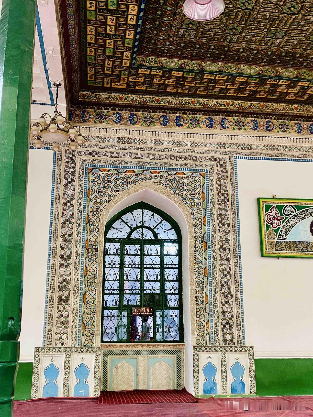 去了喀什，一定要去艾提尕尔清真寺看看。

艾提尕尔清真寺位于喀什古城内，建筑风格