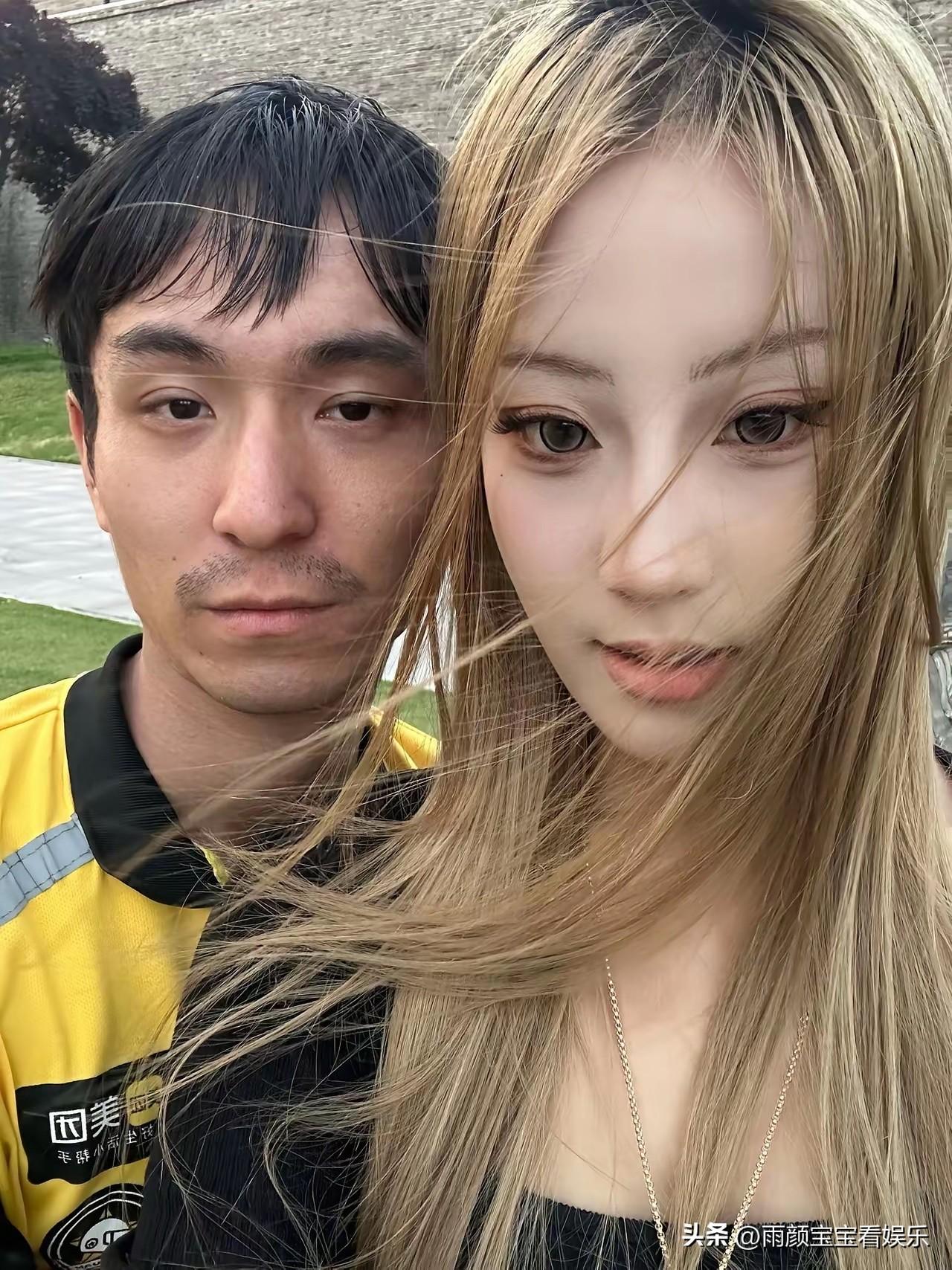 不怪小伙子一脸幸福，换谁都一样！