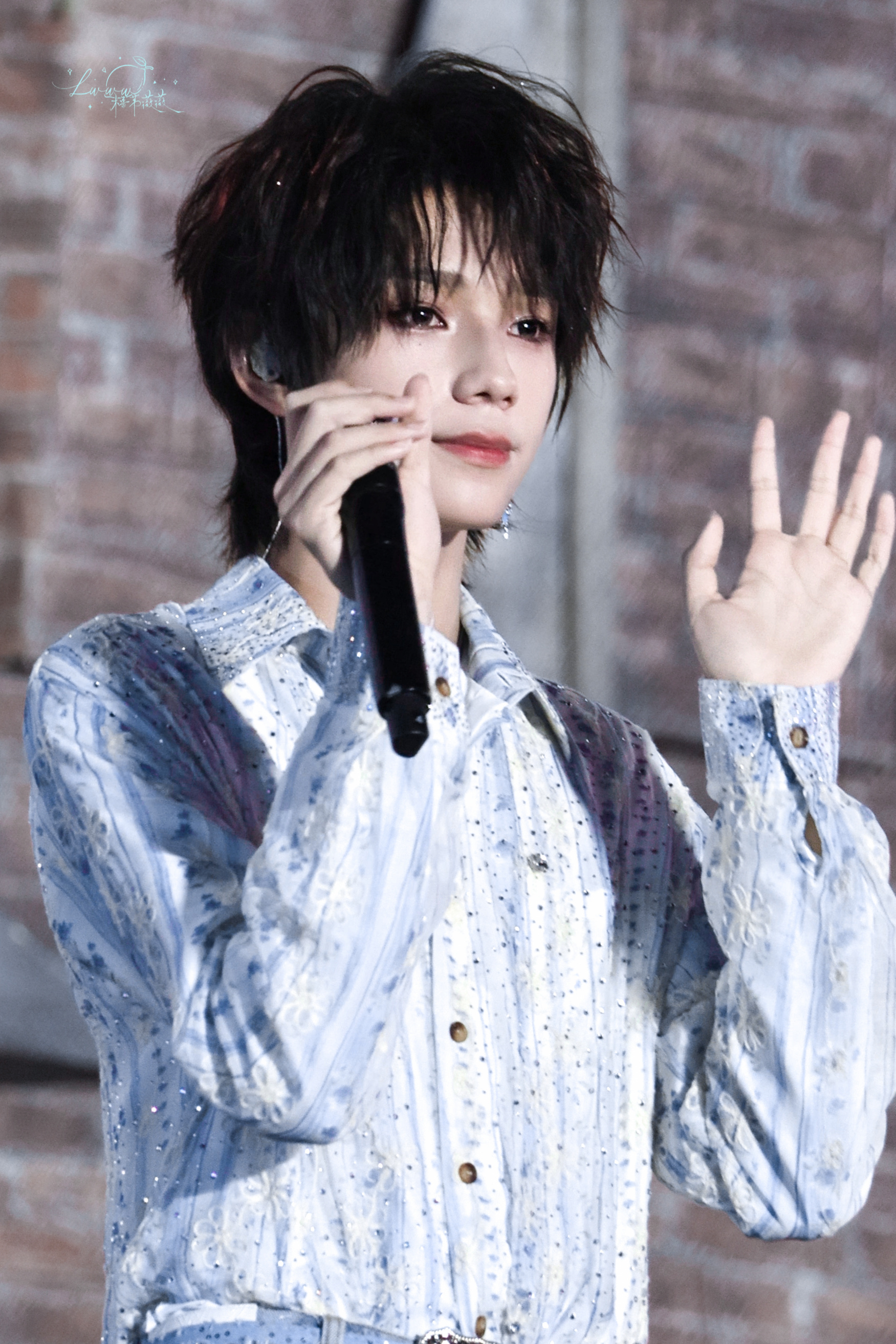 王橹杰[超话] 🩵王橹杰 内娱101 我知盛夏无可替代少年，也知星光穿透不过夜