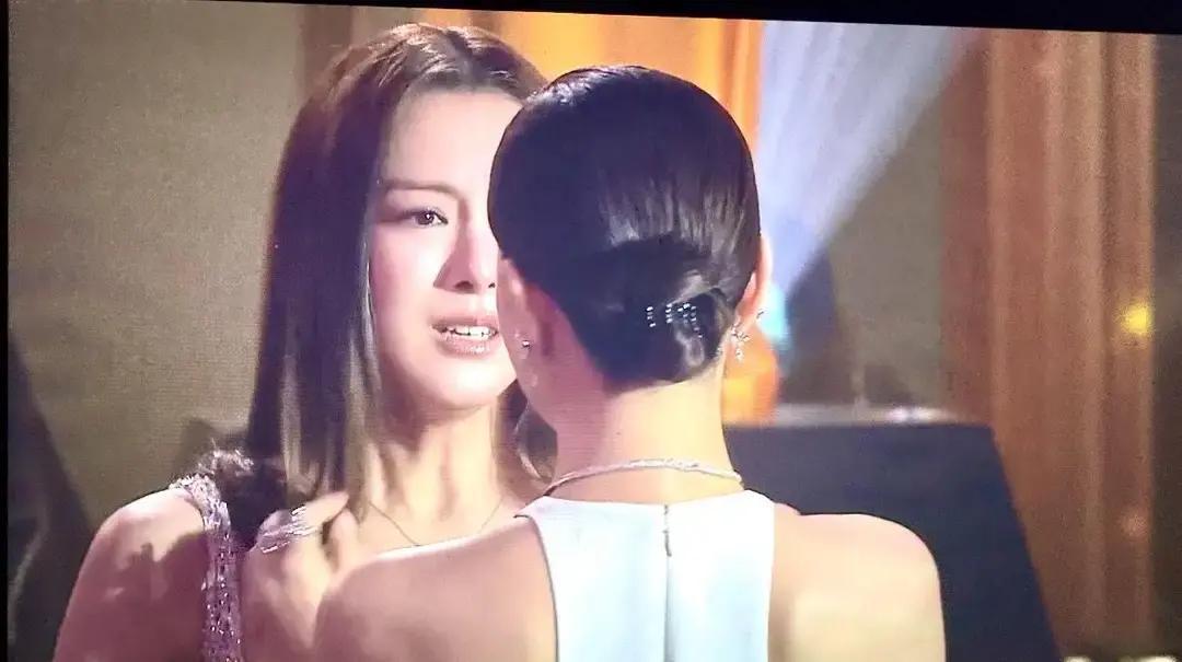 三封视后那晚，她先给新人整理头发
 
TVB颁奖礼镜头扫过，佘诗曼先抱王敏奕，顺