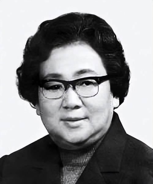 [太阳]1943年，一辆满载战俘的闷罐车开进了纳粹集中营，刚一下车便开始搜身。突