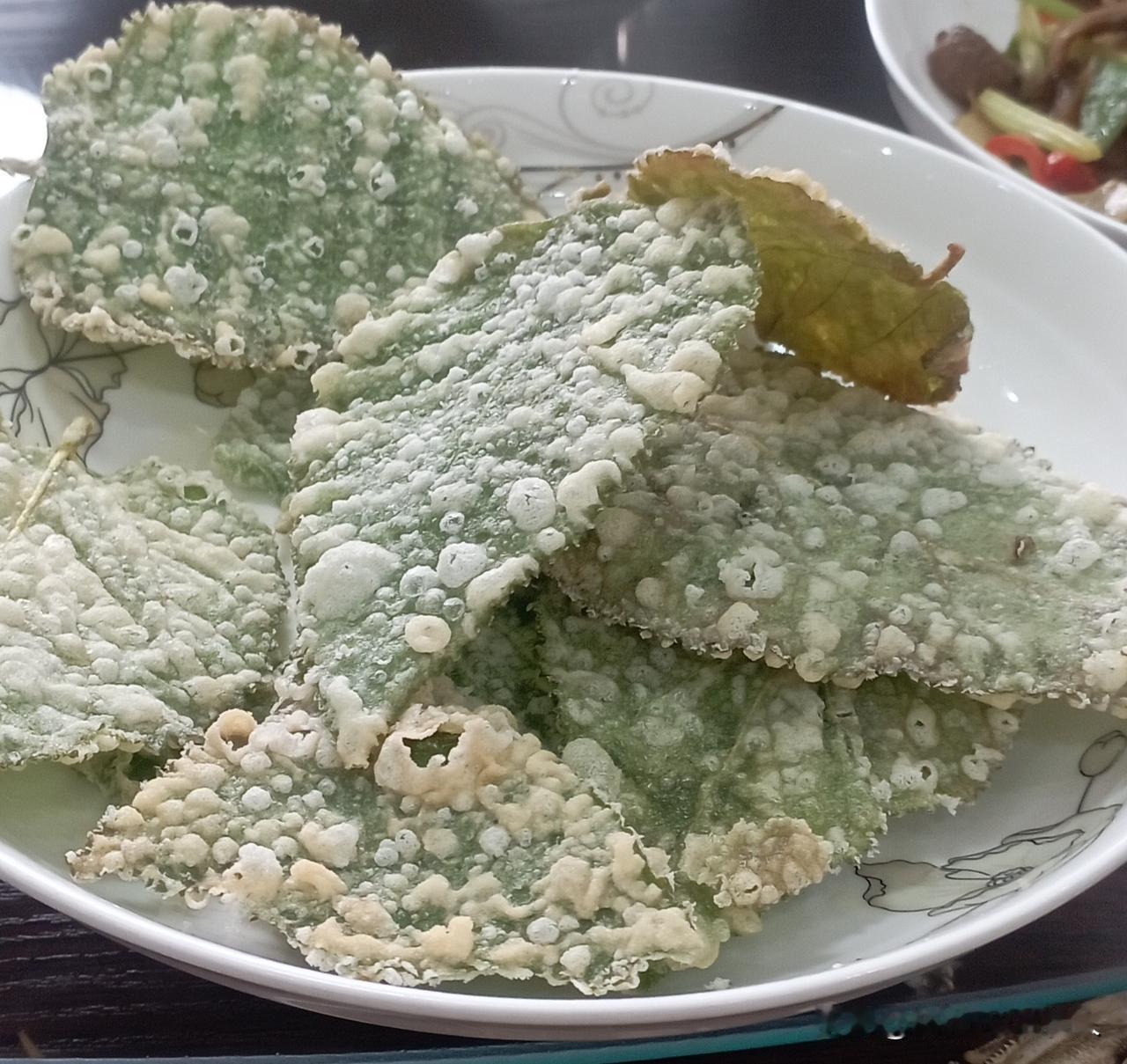 在小舅子家做客，第一次吃到了经过加工的油炸桑叶，酥脆可口，香味浓厚。
记得小时候