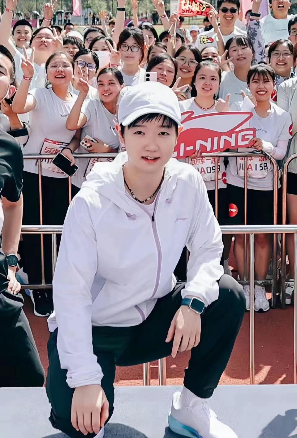 莎莎的历史越看越上瘾。
从省队到国家二队，
再到国家一队。
为了进国家队，经历两