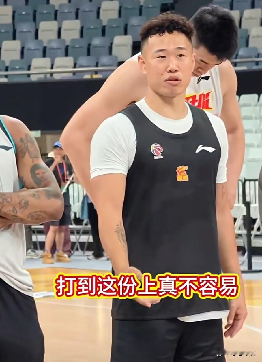 贺希宁破釜沉舟！
今天晚上19:35，深圳男篮将在客场对决卫冕冠军。虽然外界一边